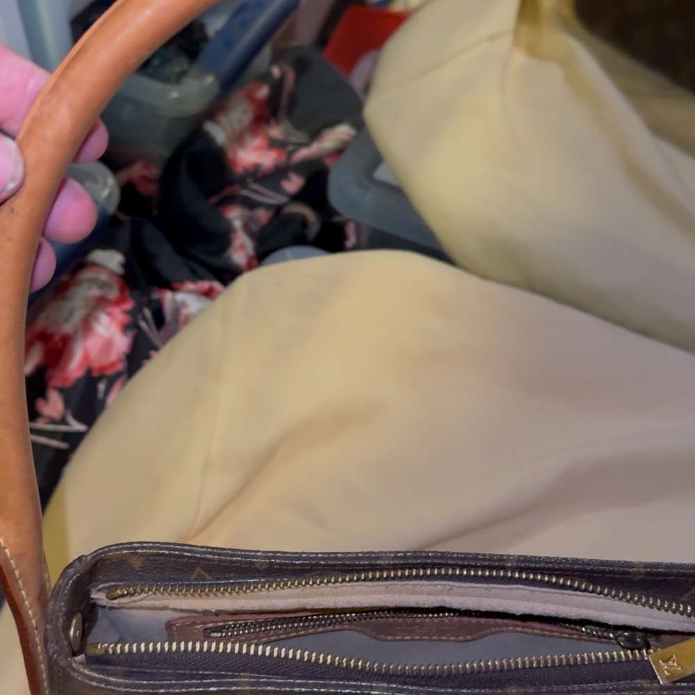 SOLD
LOUIS VUITTON Authentic Monogram Canvas Looping MM Shoulder Bag - Picture 9 of 13